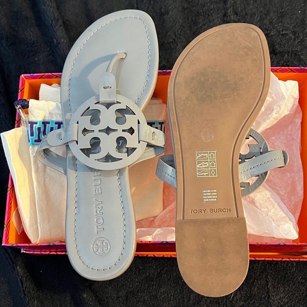 Tory Burch Patent Leather Logo Toe-Post Sandals in Light Gray - Picture 3 of 4